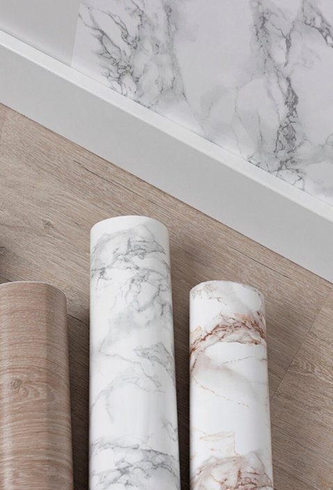 Frisch tapezierte Wohnzimmerwand mit moderner Strukturtapete nach professioneller Ausführung durch Schweizer Fachbetrieb